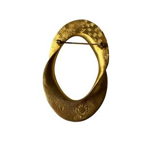 1980s Clara Studio Gold Tone Twisted Oval Brooch Matte Satin Finish Vintage